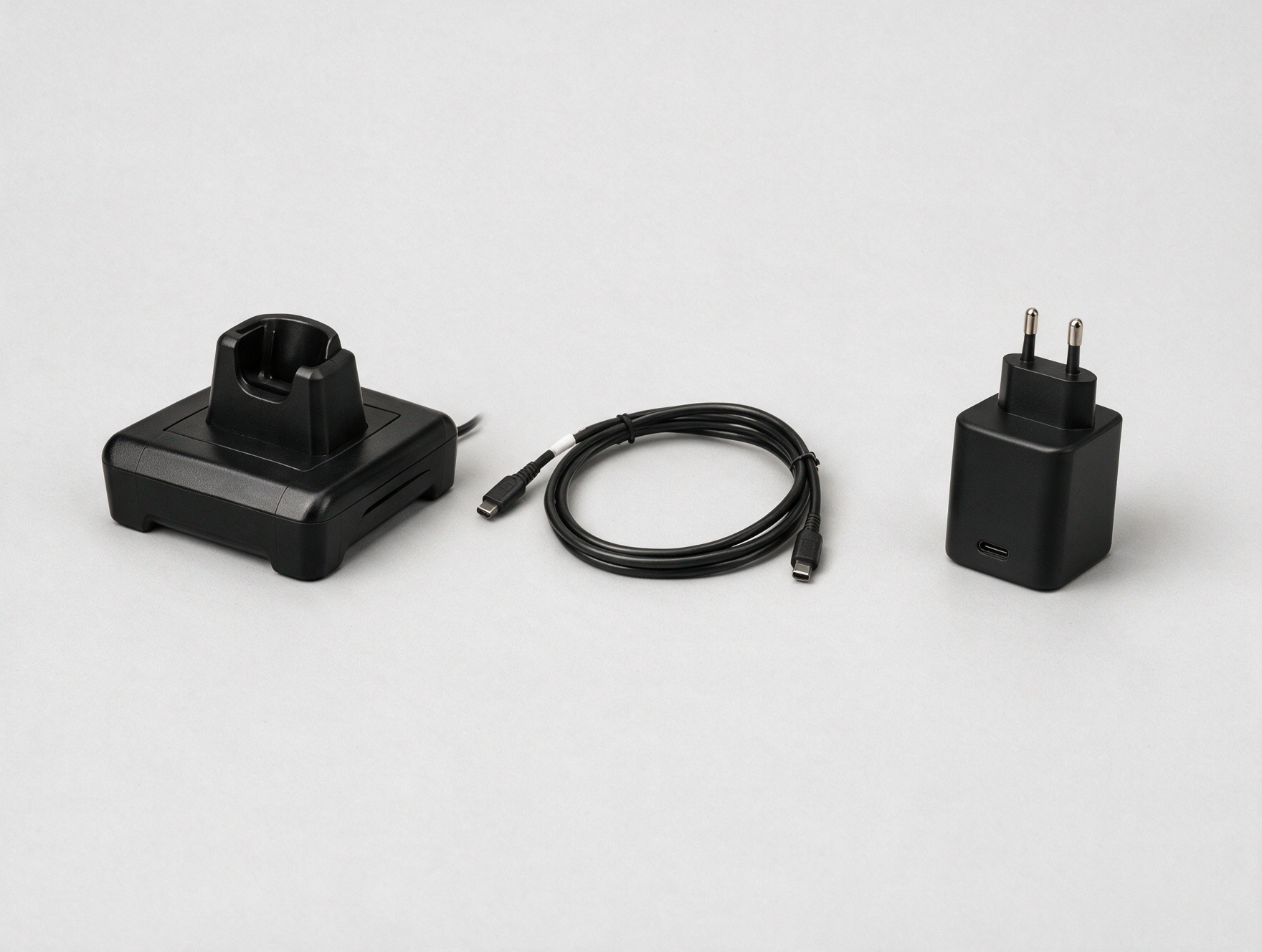 Socle, câble USB-C et adaptateur secteur composant un poste de charge TC22 / TC27
